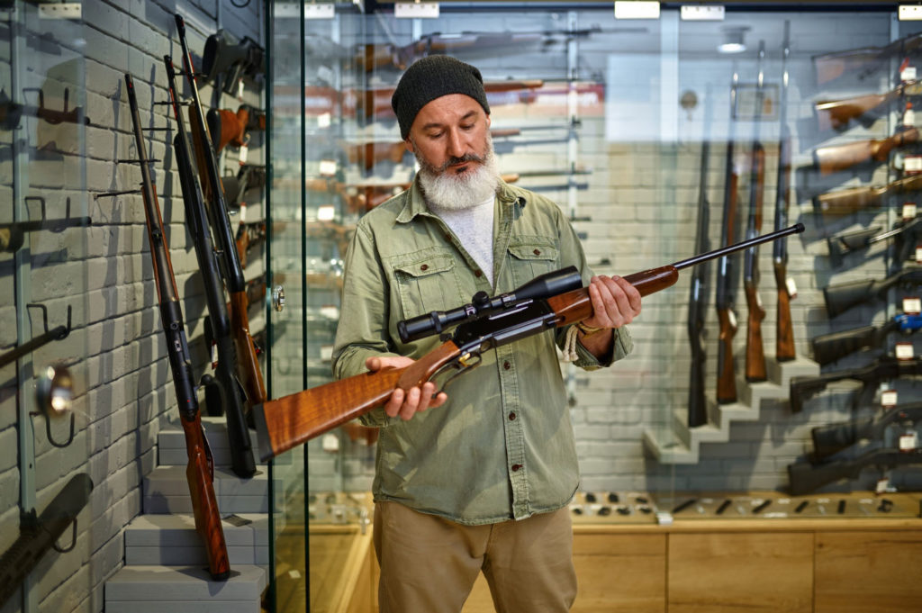 Niektóre sklepy wojskowe sprzedają też legalną broń, czyli taką, na którą nie potrzeba zezwolenia